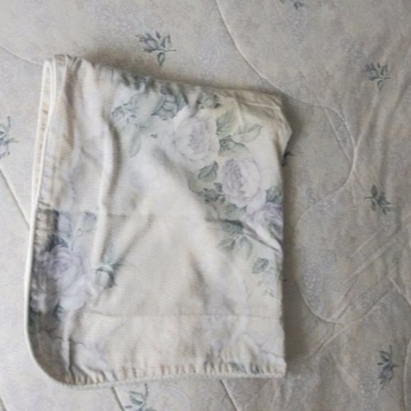 SEND BEST OFFER- REVERSIBLE BEDDING TWIN- Floral and Cream W large pillo… - Picture 4 of 11